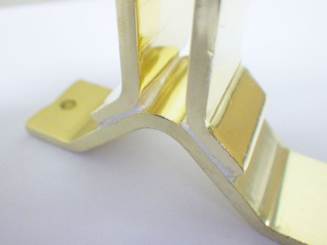 真鍮金具をY字型に組み合わせロウ付け、ロー付け（ロウ付け後ニッケルメッキ）