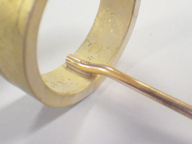 真鍮製リング材への銅線のロー付け、ロウ付け。銅線は先端部分に曲げ加工を実施し、他の部品とのリークを防止