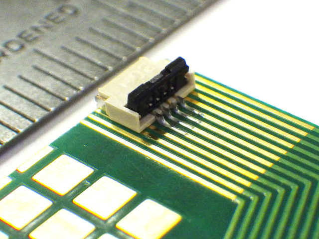 はんだごてを使用して、基板や金属板に部品を実装します。