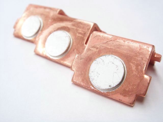 銅のアングル材に銀接点をロウ付け、。特殊装置向けでロウ付け後銀メッキを実施。