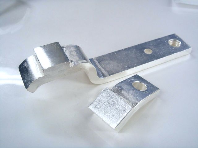 大型クレーン用の大電流用コンタクターの摩耗した接点部分をロウ付けで貼り替え後、銀メッキ処理