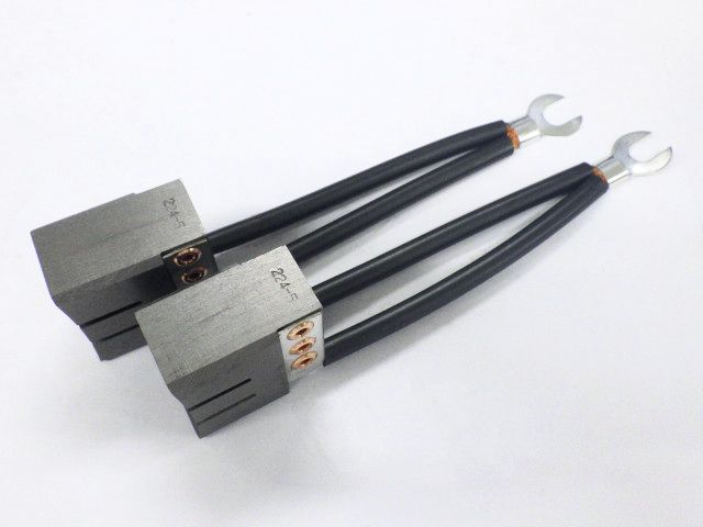 大電流型三相式スリップリング用ブラシ(放熱スリット付き)