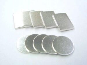 主にロウ付けに使用する品物で、材料から型抜きして出来上がる品物。円形のディスク型と角型、フラットやアールなど仕様や形状は様々です。