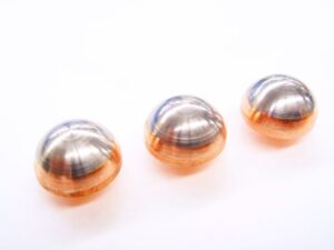 スポット溶接に使用する接点や、ヘッダーマシンで製作することができないチップ厚や大きさが通常よりも大きいものが中心。台座と接点部分をロウ付けなどで接合し、ものによって機械加工や切削で形状仕上げをすることもある。