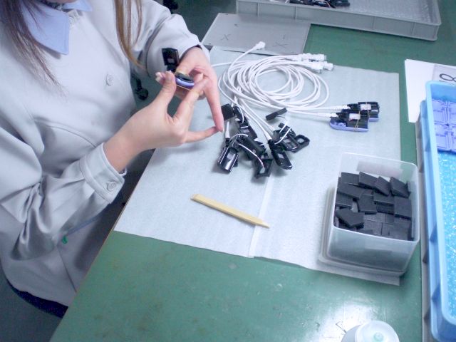 コネクター組立作業