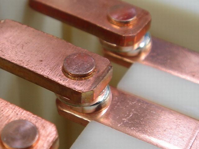 医療器の電源部分の接点板製作と接点のカシメ(最終工程でユニット組立も実施)