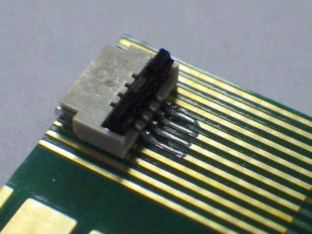 極小部品のはんだごてによる手付けハンダ