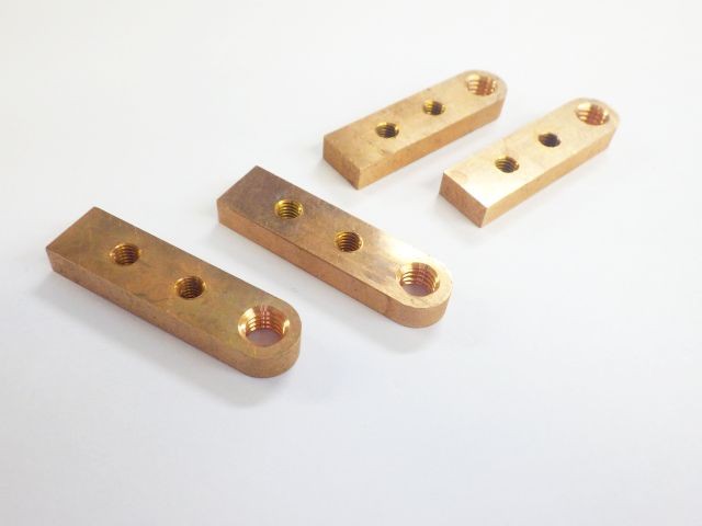 ワイヤーカット後にタップ加工(後工程で接点ロウ付けと形状成型加工有)