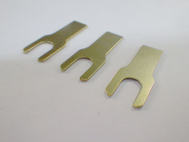 ワイヤーカットでスパナ状の端子用金具を成形(後工程でロウ付け)
