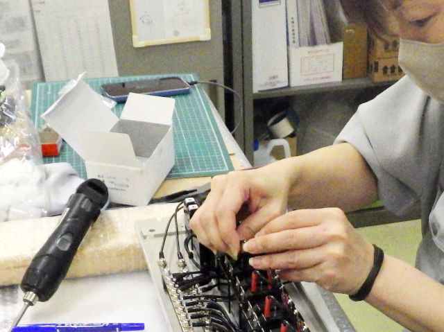 部品への配線風景