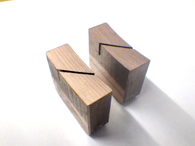 摺動面に溜まりやすい銅粉カーボンの粉を掃きだすための溝が付いたブラシ