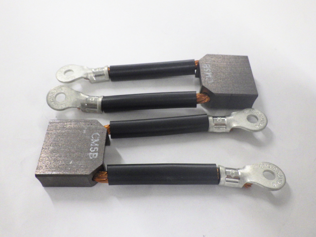 給電端子金具が2個付いたブラシ