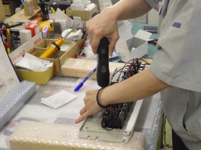 パネルへの電気部品や電線の取付