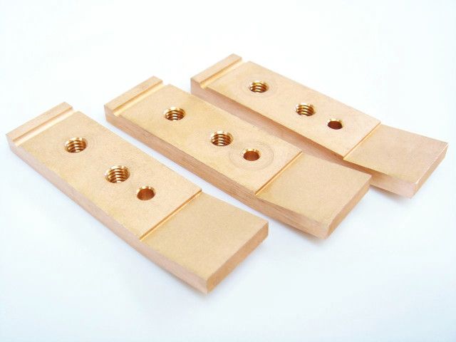 ワイヤカットやフライス加工によって作った電気接点板の台座