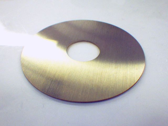 プレスではなくあえてワイヤーカットで作成（ゆがみやダレをなくすため）